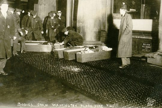 Φέρετρα έξω από το εργοστάσιο της Triangle Shirtwaist Company στη Νέα Υόρκη (1911). 62 εργαζόμενοι πήδησαν από τα παράθυρα για να σωθούν. Τα περισσότερα θύματα ήταν γυναίκες